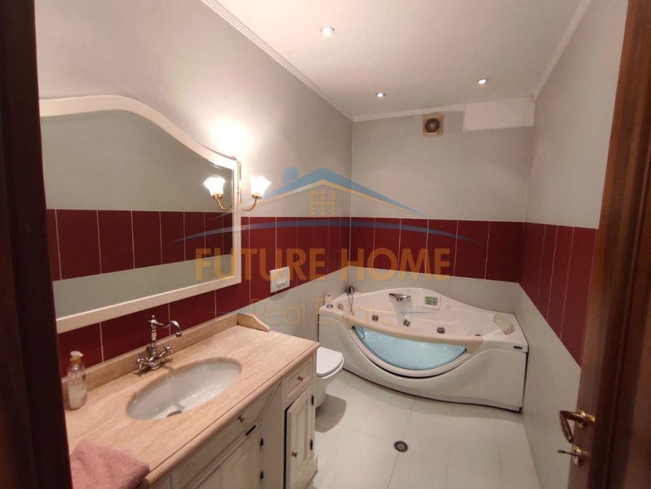 Tirane, jepet me qera apartament 3+1+Ballkon Kati 8, 190 m² 1.000 € (Komuna e Parisit)
