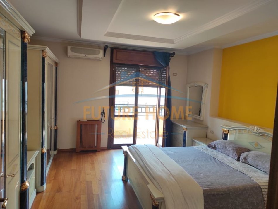 Tirane, jepet me qera apartament 3+1+Ballkon Kati 8, 190 m² 1.000 € (Komuna e Parisit)