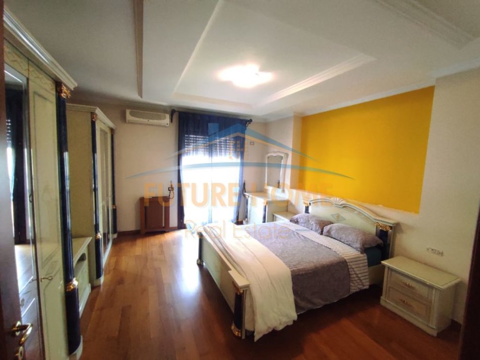 Tirane, jepet me qera apartament 3+1+Ballkon Kati 8, 190 m² 1.000 € (Komuna e Parisit)