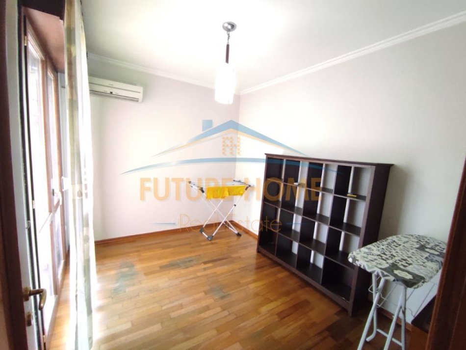 Tirane, jepet me qera apartament 3+1+Ballkon Kati 8, 190 m² 1.000 € (Komuna e Parisit)