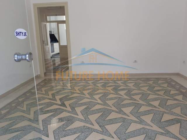 Durres, jepet me qera dyqan Kati 0, 80 m² 300 Euro (Prane Foto "Durresi")