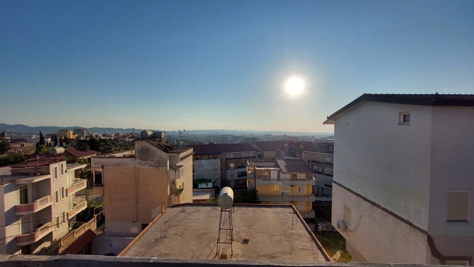Tirane, jepet me qera Vile 3+1 Kati 3, 173 m² 500 € (Kodra Priftit)