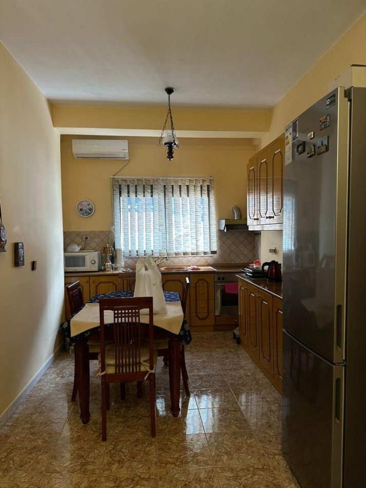 Tirane, jepet me qera apartament 3+1 Kati 2, 120 m² 600 € (RRUGA E KOSOVAREVE)