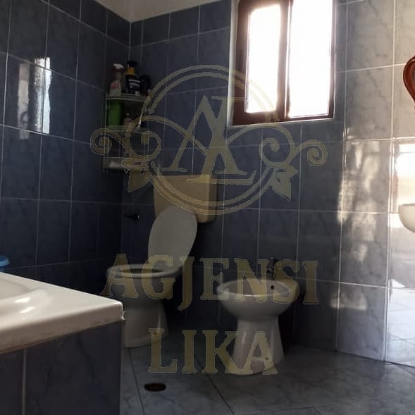 Durres, shes shtepi 212 m² 130.000 Euro (Shkallnur)
