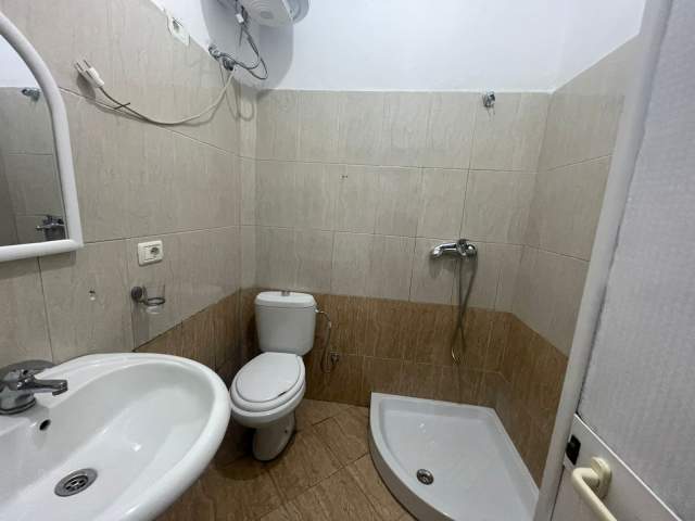 Tirane, jepet me qera apartament 2+1 35.000 Leke (Komuna e Parisit)