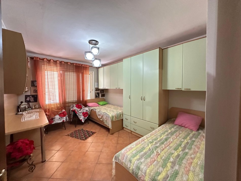 Tirane, jepet me qera apartament 2+1 Kati 4, 95 m² 650 € (pallati i sporteve)