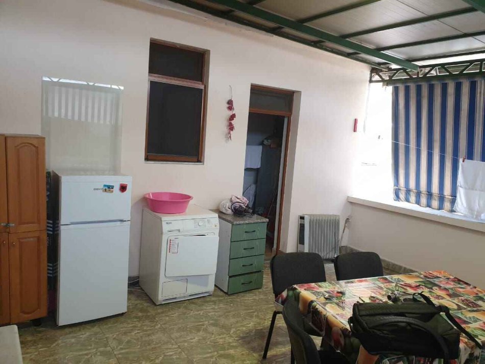ISH EKSPOZITA 2+1+2+B+V Kati 4, 142 m² 850 € (VETEM ARBRB E NDARE NE 2 AMBIENTE PER 7 PERSONA)