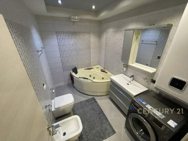 Tirane, shes apartament 3+1+BLK Kati 3, 145 m² 216.000 Euro (Komuna e parisit)