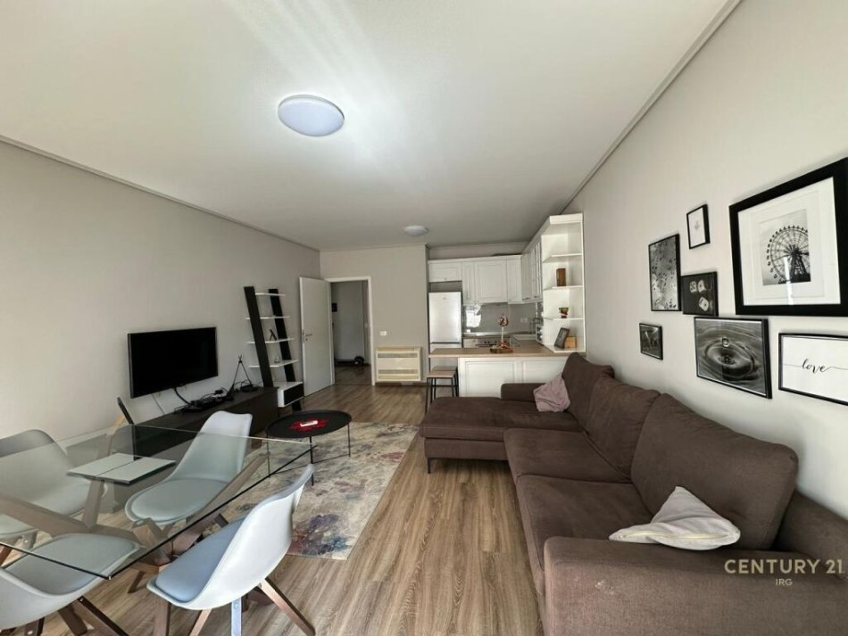 Tirane, jepet me qera apartament Kati 5, 500 m² 800 € (21 dhjetori)