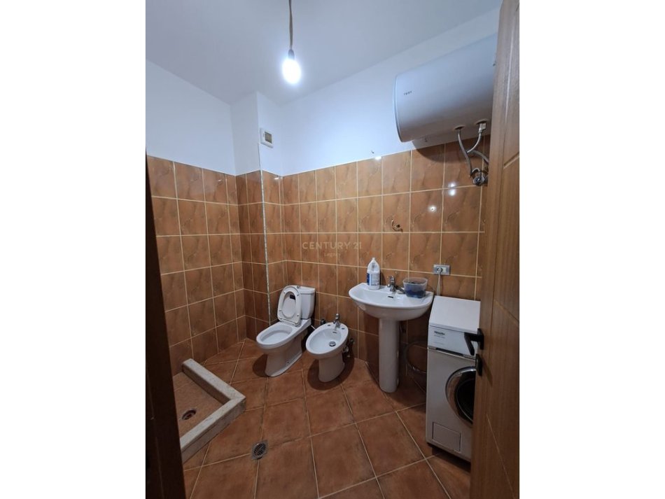 Tirane, jepet me qera apartament 2+1 Kati 3, 450 m² 450 € (Fresk)
