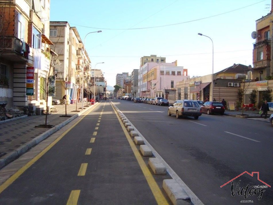 Tirane, jepet me qera 2+1 Kati 2, 88 m² 1.000 € (Rruga e barrikadave)