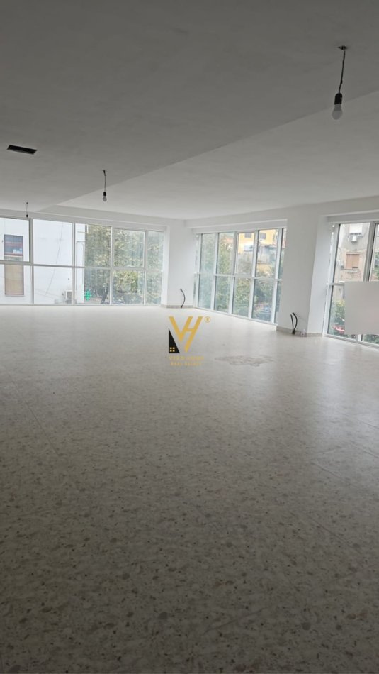 Tirane, jepet me qera zyre Kati 0, 170 m² 1.700 € (RRUGA E DIBRES)