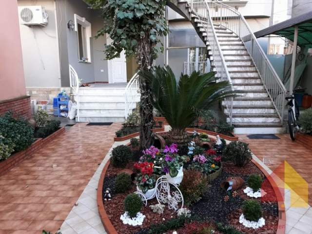 Tirane, jepet me qera zyre Kati 1, 190 m² 850 Euro (Rruga Naim Frasheri)