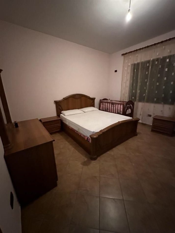 Tirane, jepet me qera apartament 2+1 Kati 3, 120 m² 400 € (Selite
