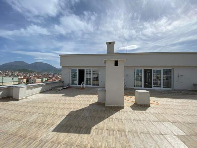 Tirane, jepet me qera ambjent biznesi Kati 7, 640 m² 3.000 Euro