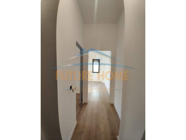 Tirane, jepet me qera ambjent biznesi Kati 3, 105 m² 650 Euro (Bulevardi Zogu I)