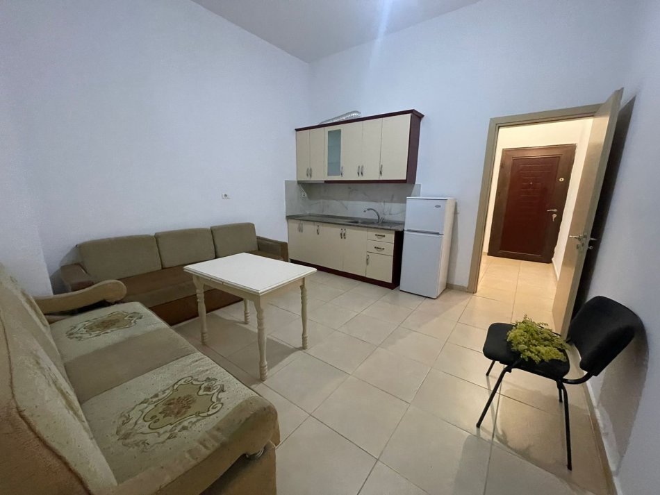 Jepet Shtepi  me qera,    ne Pallat i Ri 1+1     ID   11910