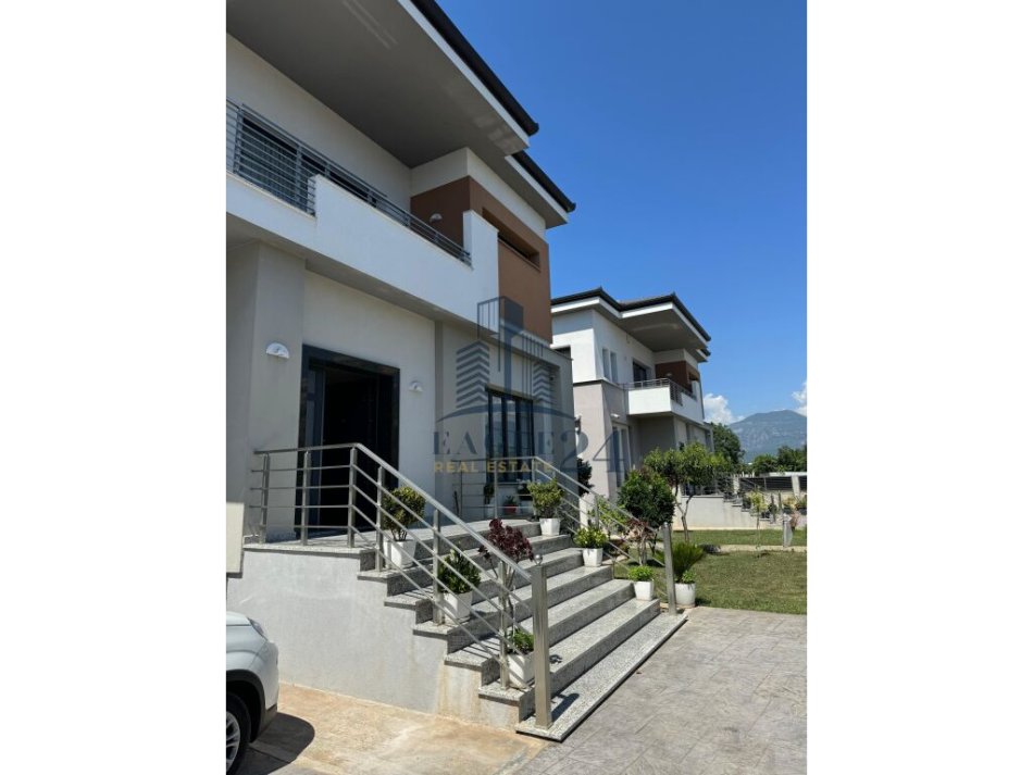 Tirane, shitet Vile 5+1+Aneks+Ballkon Kati 0, 236 m² (KAMEZ)