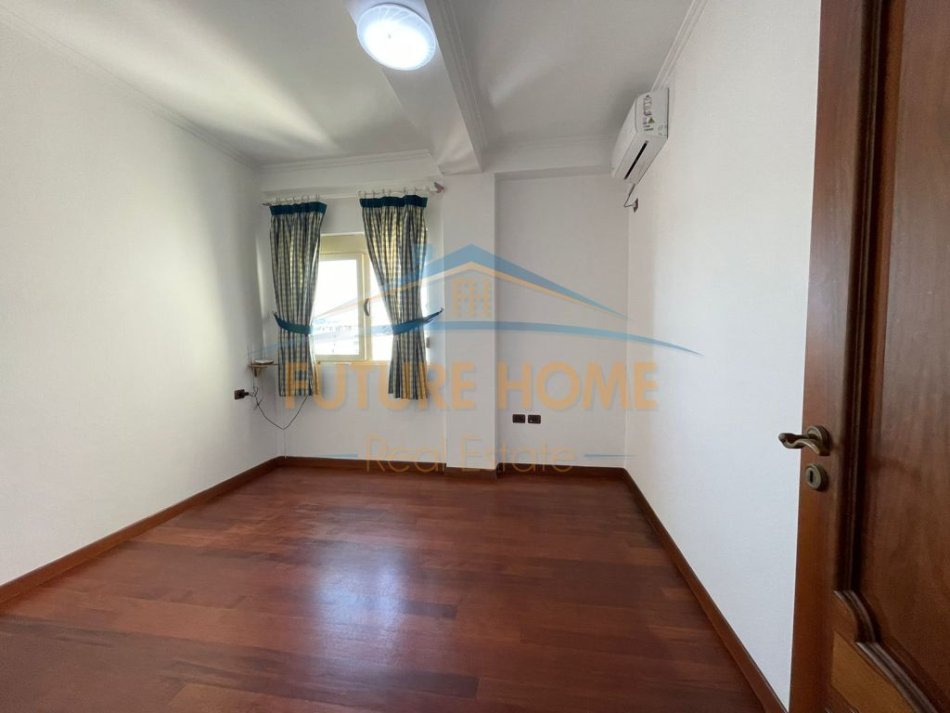 Tirane, jepet me qera apartament 3+1+Ballkon Kati 8, 154 m² 800 € (MYSLYM SHYRI)