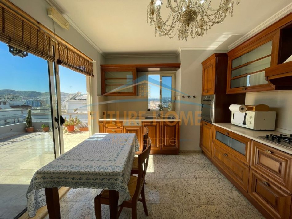 Tirane, jepet me qera apartament 3+1+Ballkon Kati 8, 154 m² 800 € (MYSLYM SHYRI)