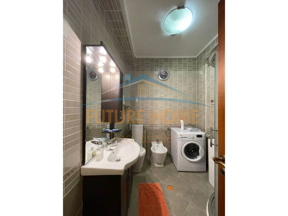 Tirane, jepet me qera apartament 3+1+Ballkon Kati 8, 154 m² 800 € (MYSLYM SHYRI)