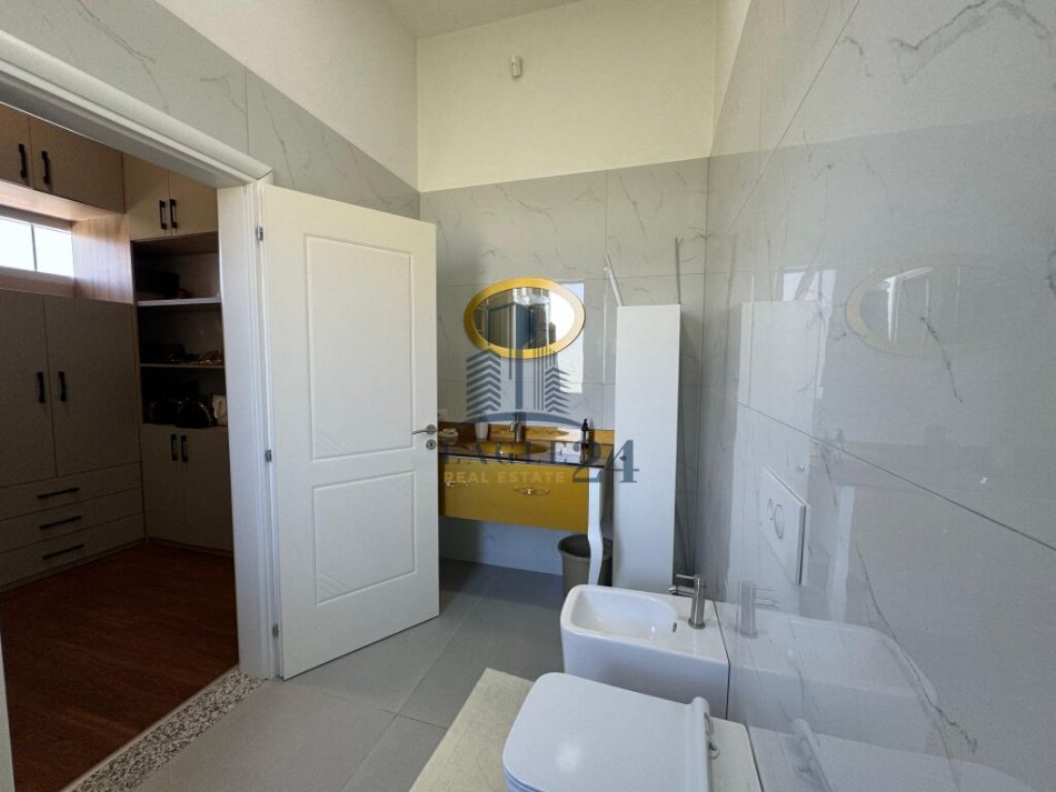 Tirane, shitet Vile 5+1+Aneks+Ballkon Kati 0, 236 m² (KAMEZ)
