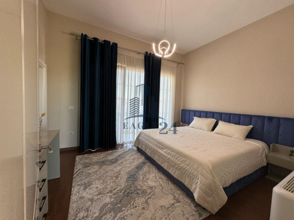Tirane, shitet Vile 5+1+Aneks+Ballkon Kati 0, 236 m² (KAMEZ)