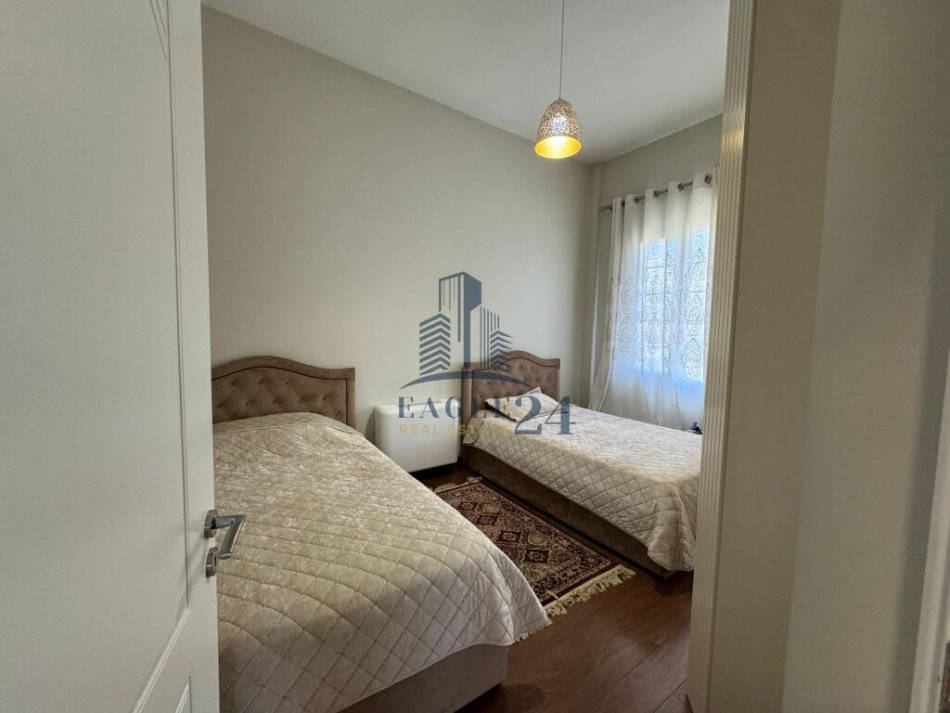 Tirane, shitet Vile 5+1+Aneks+Ballkon Kati 0, 236 m² (KAMEZ)