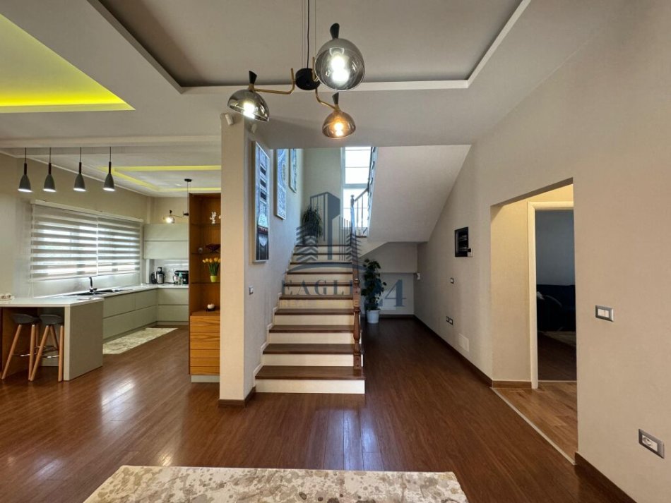 Tirane, shitet Vile 5+1+Aneks+Ballkon Kati 0, 236 m² (KAMEZ)