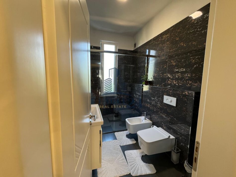 Tirane, shitet Vile 5+1+Aneks+Ballkon Kati 0, 236 m² (KAMEZ)