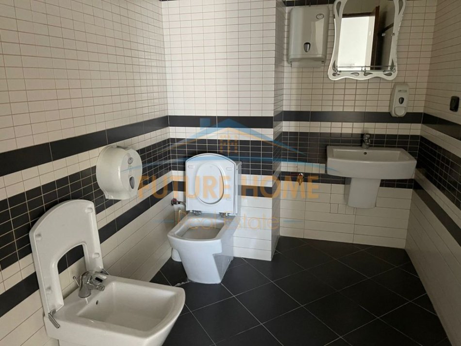 Durres, jepet me qera ambjent biznesi Kati 9, 207 m² 2.000 € (Durres,Vollga)
