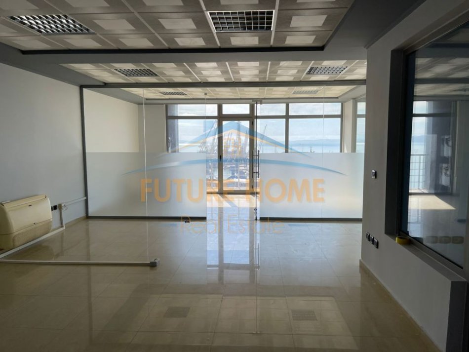 Durres, jepet me qera ambjent biznesi Kati 9, 207 m² 2.000 € (Durres,Vollga)