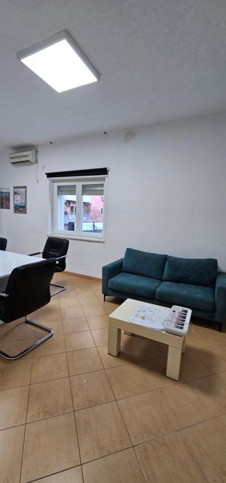 Tirane, jepet me qera zyre Kati 1, 100 m² 1.000 € (Sheshi Willson)