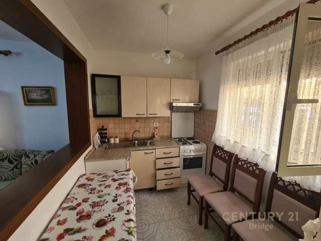 Tirane, jepet me qera apartament 2+1+A Kati 1, 95 m² 450 Euro