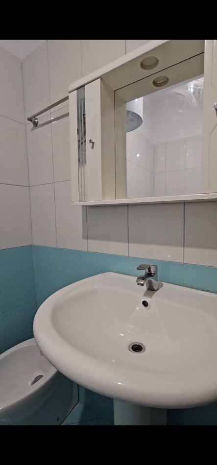 Tirane, jepet me qera apartament 1+1 Kati 4, 65 m² 350 € (pallatet cabej)