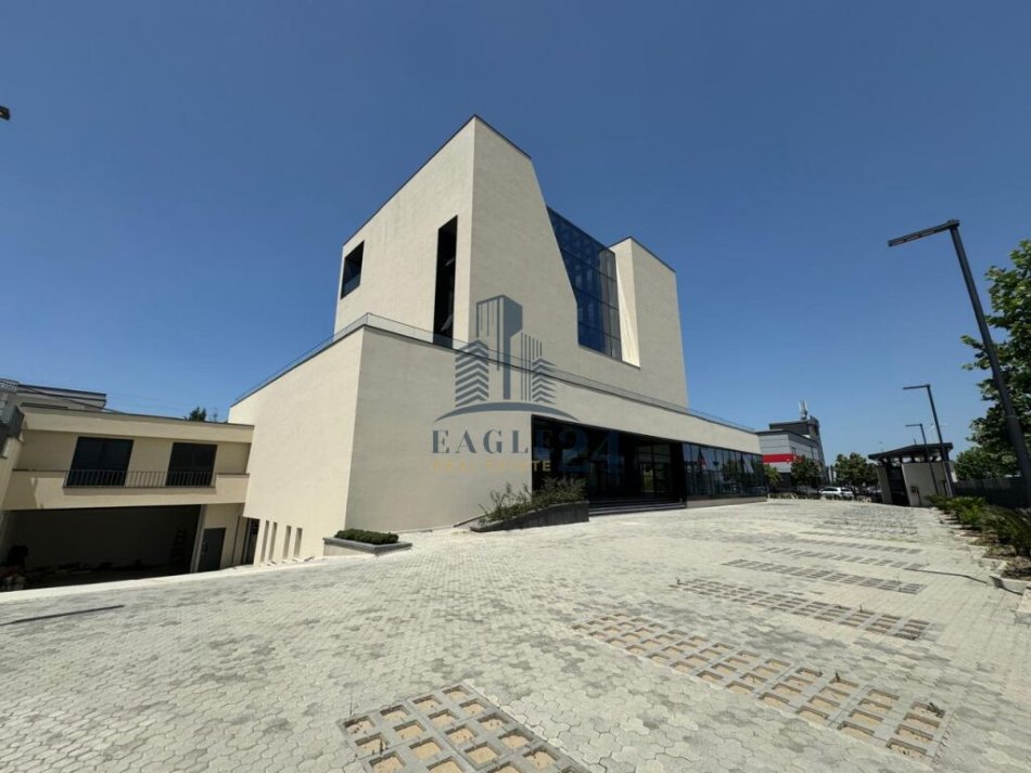 Tirane, jepet me qera ambjent biznesi Kati 0, 4.700 m² 25.000 € (MBIKALIMI I RINASIT)