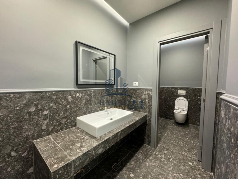 Tirane, jepet me qera ambjent biznesi Kati 0, 4.700 m² 25.000 € (MBIKALIMI I RINASIT)