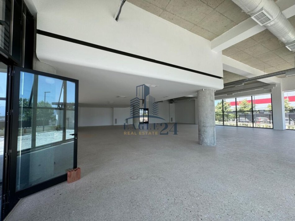 Tirane, jepet me qera ambjent biznesi Kati 0, 4.700 m² 25.000 € (MBIKALIMI I RINASIT)