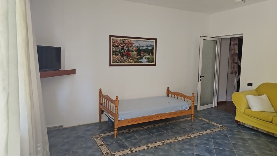 Tirane, jepet me qera apartament 1+1 Kati 1, 60 m² 300 € (300)