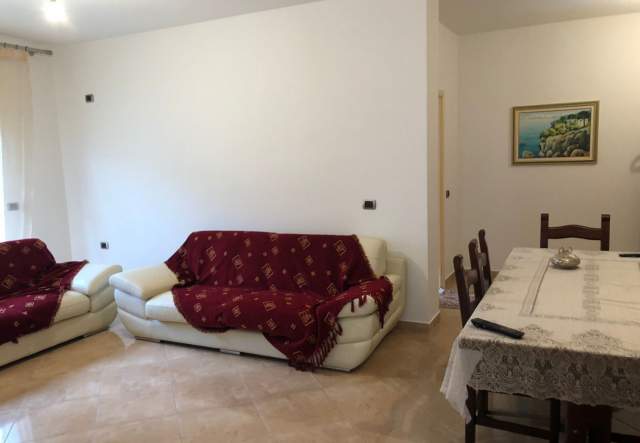 Vlore, jepet me qera apartament 120 m² 300 Euro