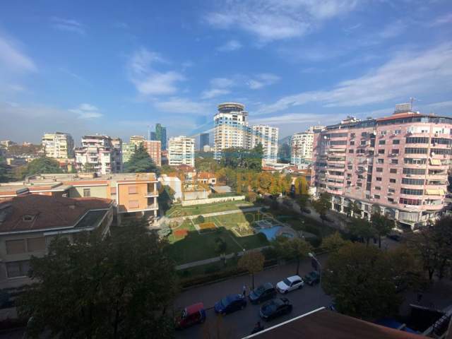 Tirane, jap me qera ambjent biznesi Kati 7, 200 m² 1.400 Euro (Blloku)
