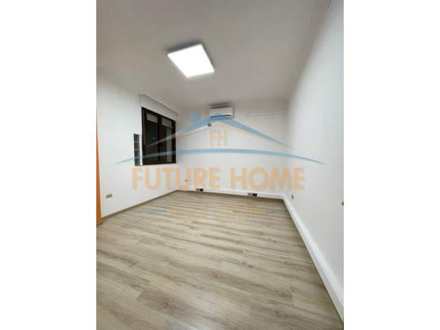 Tirane, jap me qera ambjent biznesi Kati 7, 200 m² 1.400 Euro (Blloku)