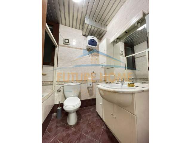 Tirane, jap me qera ambjent biznesi Kati 7, 200 m² 1.400 Euro (Blloku)