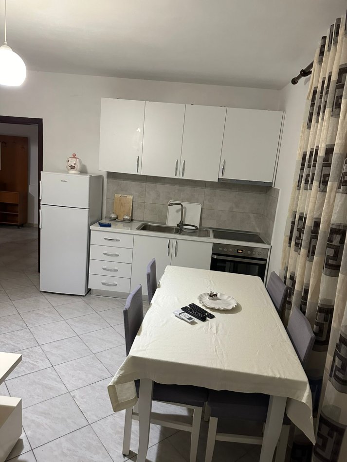 Tirane, jepet me qera apartament 1+1 Kati 1, 65 m² 450 € (Komuna e parisit)
