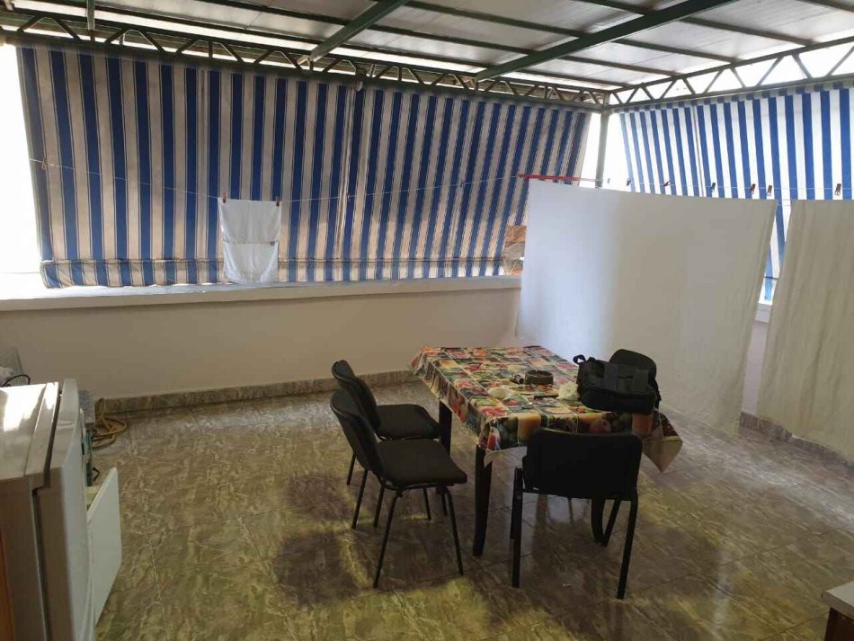 ISH EKSPOZITA 2+1+2+B+V Kati 4, 142 m² 850 € (VETEM ARBRB E NDARE NE 2 AMBIENTE PER 7 PERSONA)