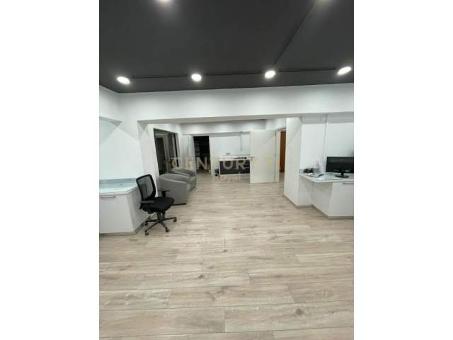 Tirane, jepet me qera zyre Kati 4, 115 m² 850 Euro (Ish Blloku)