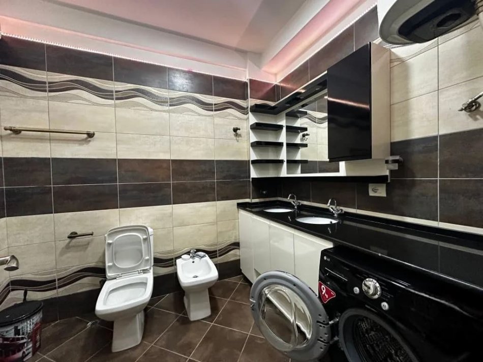 Tirane, jepet me qera apartament 3+1 , 115 m² 680 € 