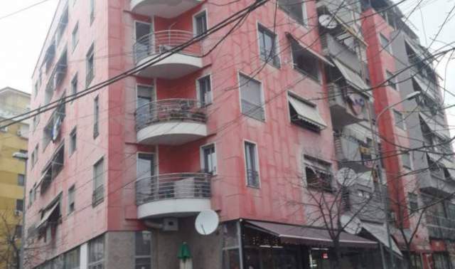 Tirane, shiten 3 garazhe Kati 0, 13.000 Euro secili (brraka)