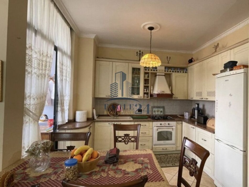 Tirane, shes apartament 1+1+Ballkon Kati 6, 78 m² 99.000 € (fresku)