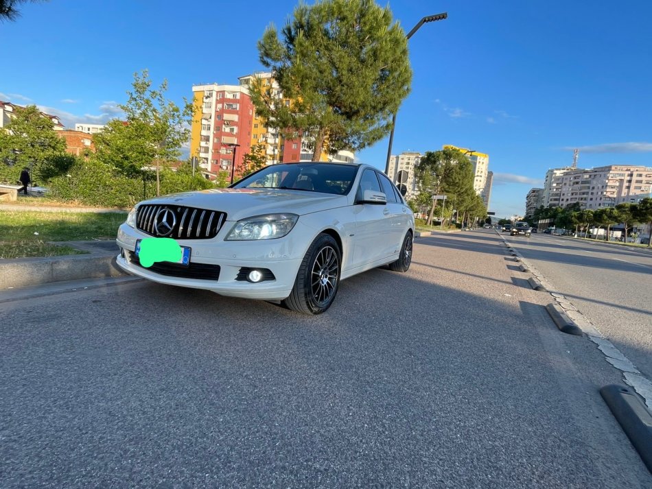 Tirane, shitet makine Mercdes Benz Nafte, e bardhë manuale Klima 210 km 6.500 €